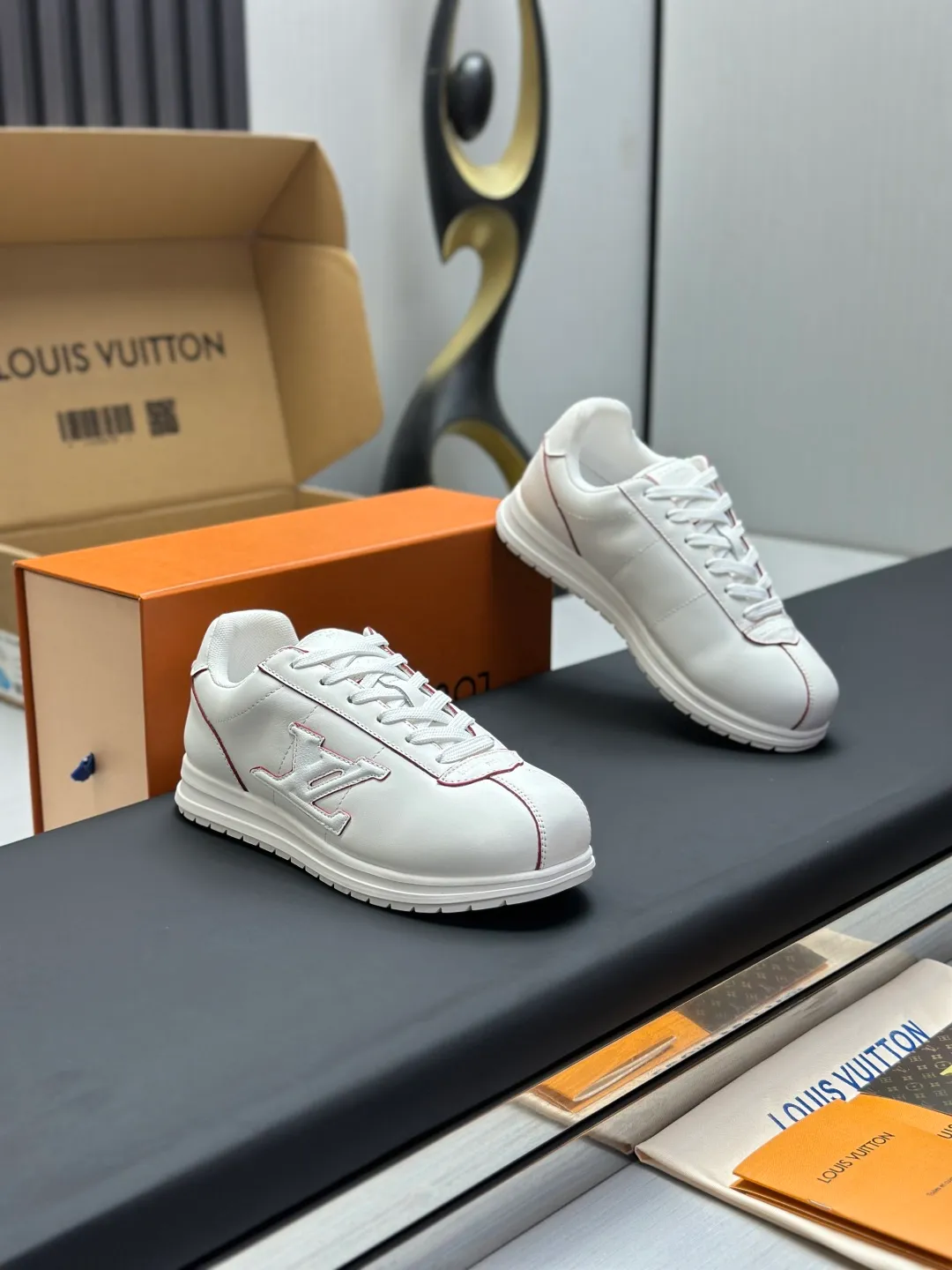 👟👟Ex-factory price 680👟👟 Full set of packaging with airplane box💰Top version LV-Louis Vuitton-classic catwalk new style 1:1 development replica of the original version! ! The upper foot is very comfortable. It is made of luxurious materials and fine workmanship. The midsole is printed with English letters "Made in Europe". The upper is made of calfskin imported from Italy. The side is decorated with the brand's LOGO and signature. The latest latex foot pads and mesh lining make the foot feel super comfortable. The original two-color TPU combination outsole is specially provided by the original factory. Bag technology Goodyear stitched edges Fabric: Exclusive customized first-layer cowhide Accessories: Exclusive private model Vuitton logo, lining: Customized silk mesh lining - first-layer silk cowhide lining Outsole: TPU combination outsole wear-resistant, non-slip and anti-yellowing Foot pads: new latex pads-mesh sweat-absorbent Counter technology: fully computerized sewing machine wire drawing Toe box back cover Hot and cold shaping Full set of pull-top lasts with medium and low logo patterns Special counter packaging - shoelaces, certificate, card, instructions, certificate of quality, dust bag, the most complete packaging on the entire network, women's 35-40 men's 38-46 (38/46 customized, non-refundable! GD9916